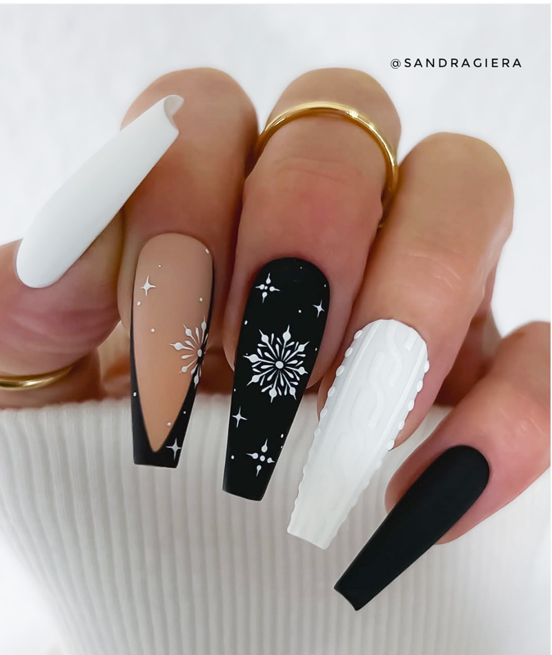 White and black christmas nails wit snowflakes